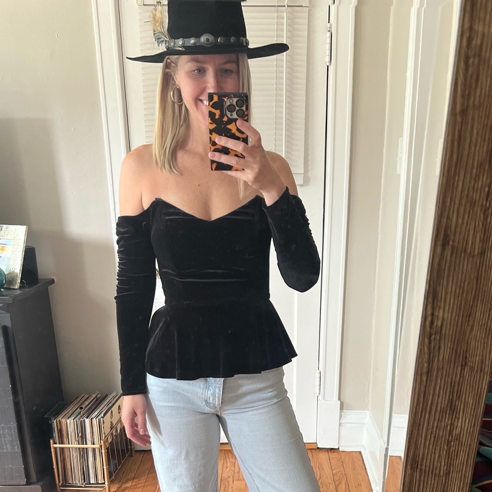 NWOT W•A•Y•F off-shoulder stretch velvet peplum top